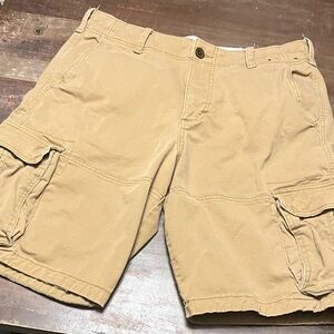 Hollister men’s dark tan khaki cargo shorts. Size 33.